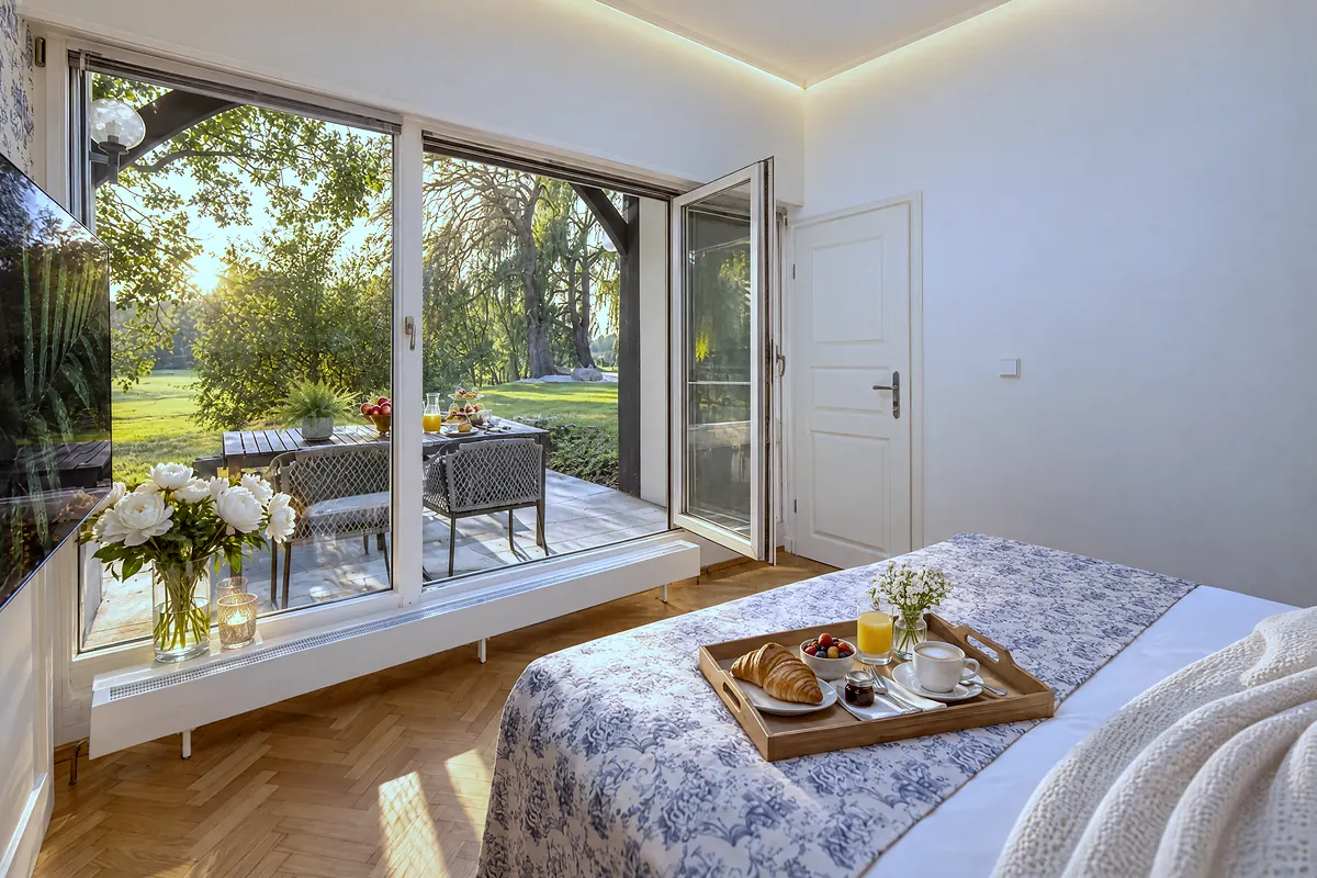 Schlafbereich am Fenster, 11 Nymphensittich