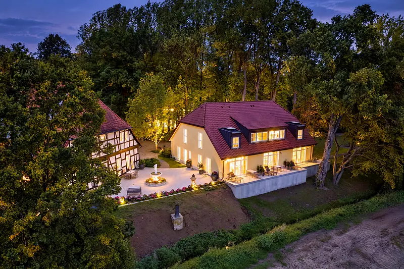 Der Landsitz aus der Luft am Abend