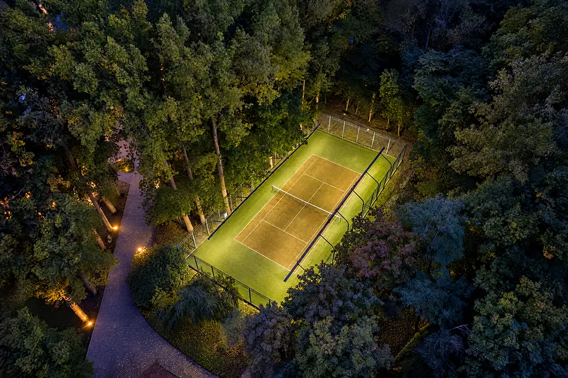 Der Tennisplatz bei Nacht
