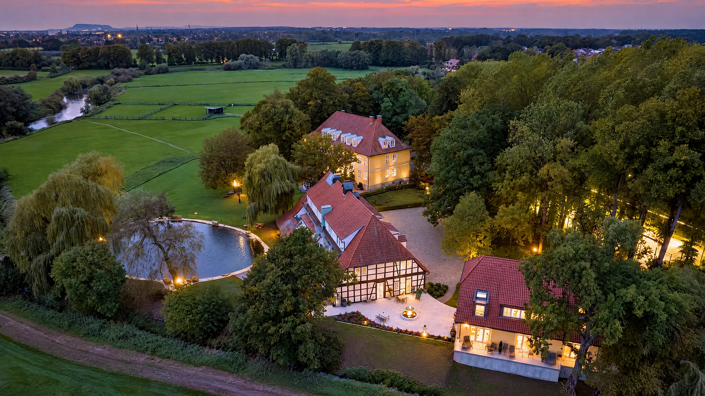 Die Schlossresidenz in der blauen Stunde, alle Fenster warm beleuchtet