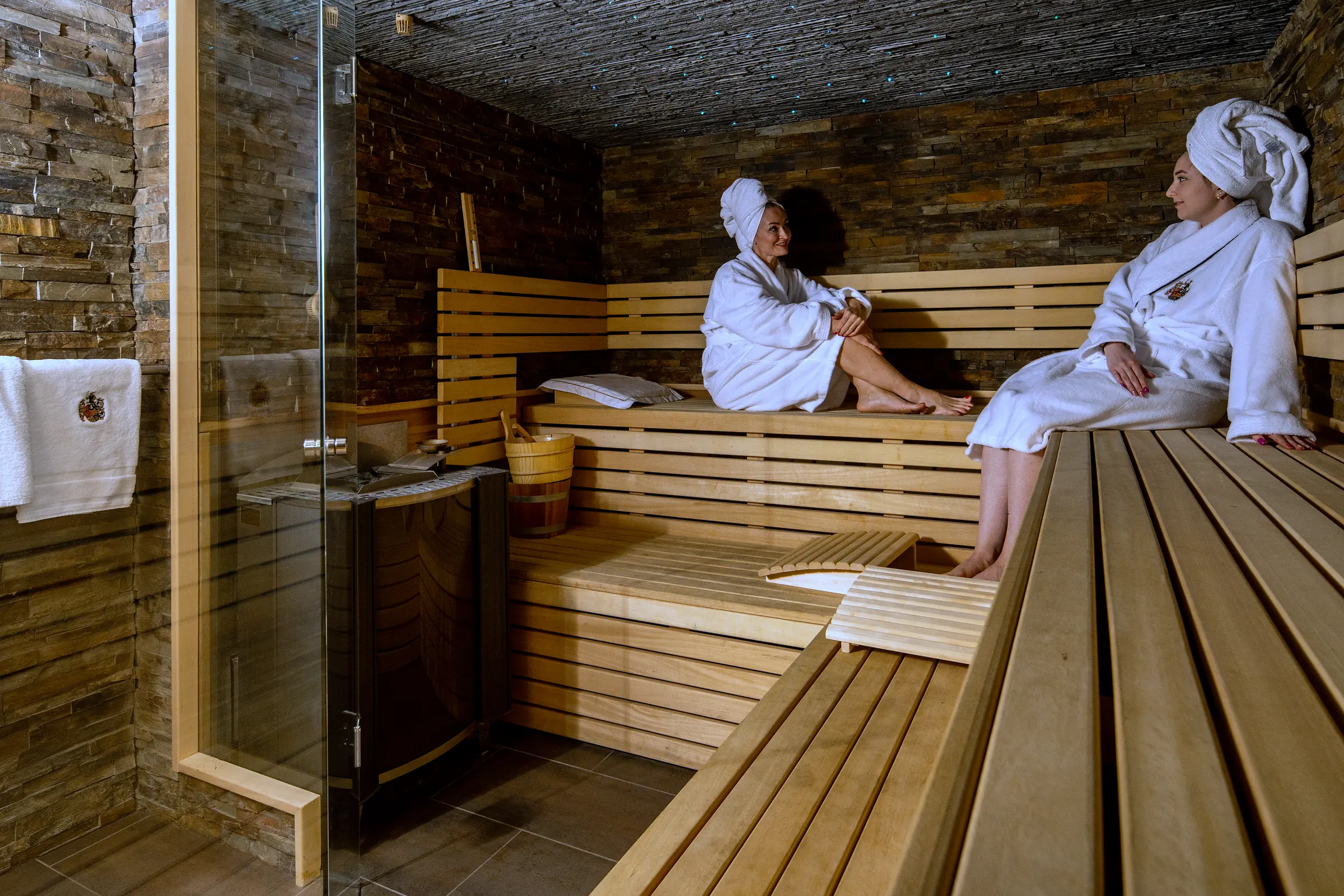 Zwei Gäste in Bademänteln in der Sauna