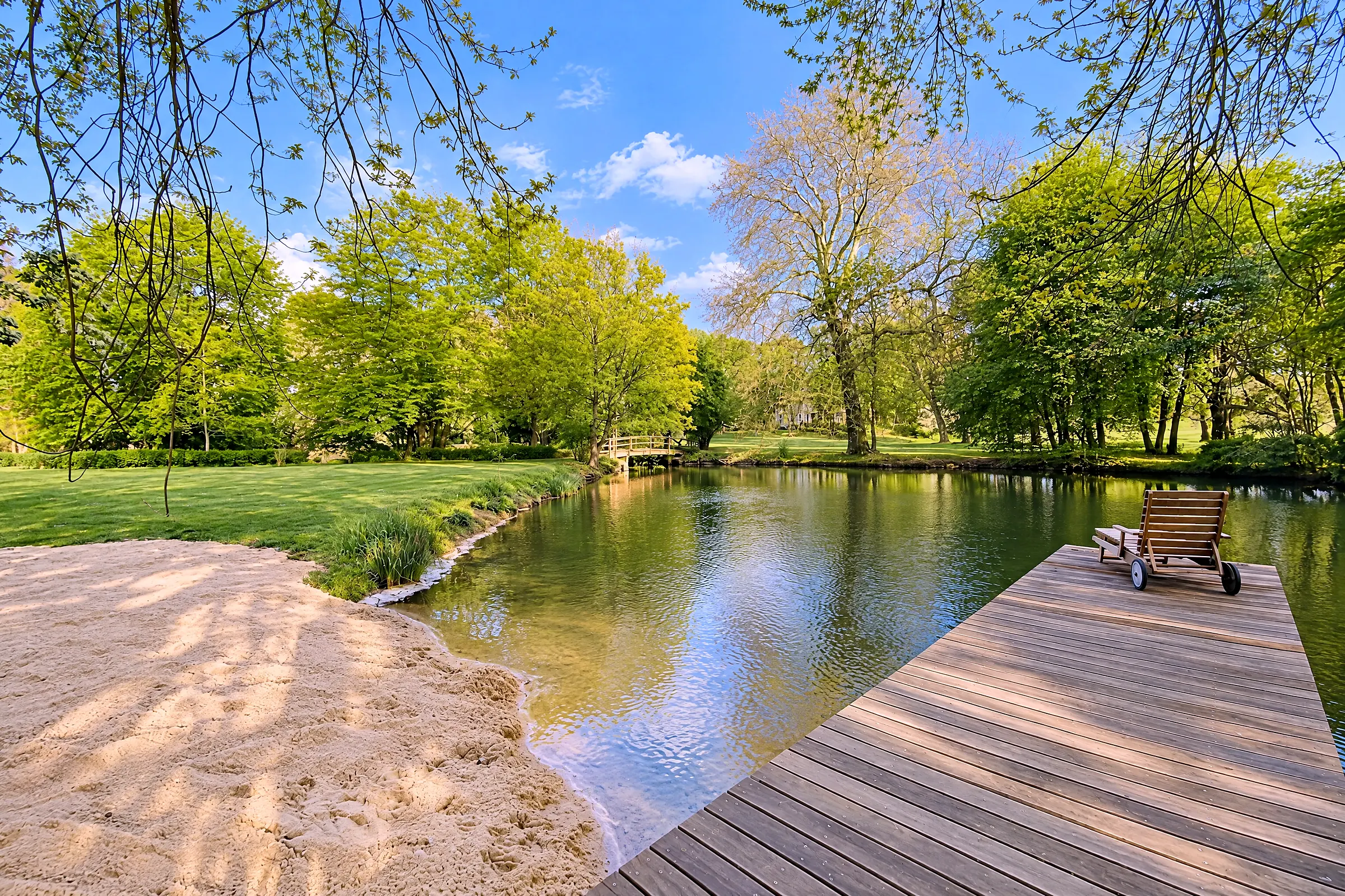 Holzsteg am Schwimmteich
