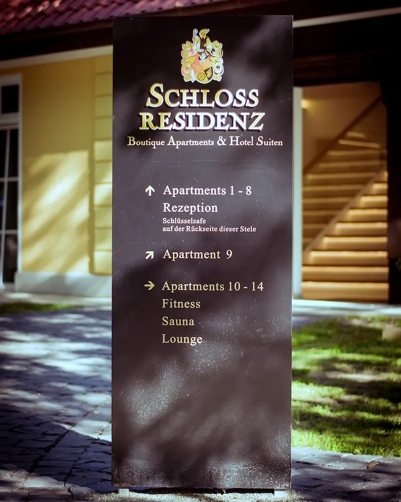 Wegweiser-Stele der Schlossresidenz an der Zufahrt