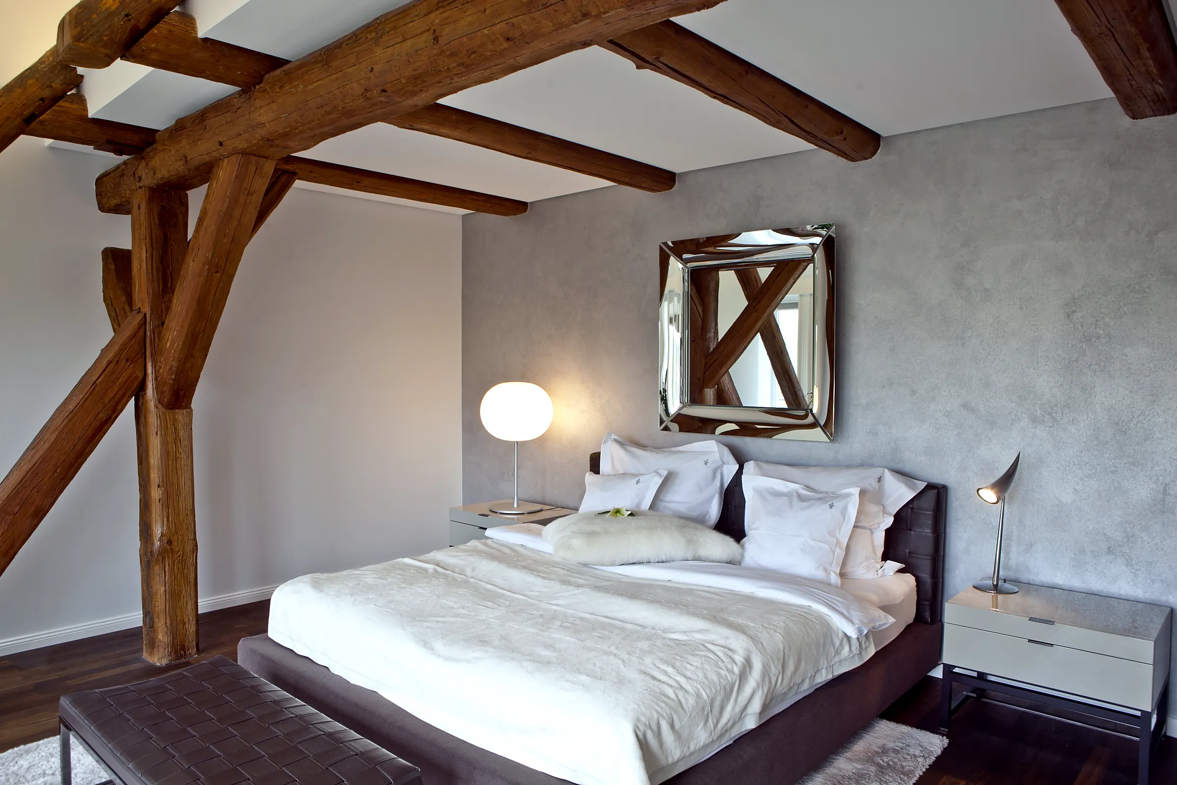 Schlafzimmer der Suite Silberreiher unter alten Eichenbalken